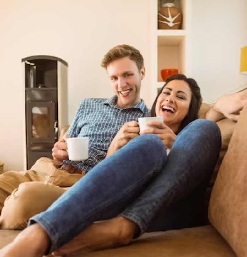 Un jeune couple durant une pause café